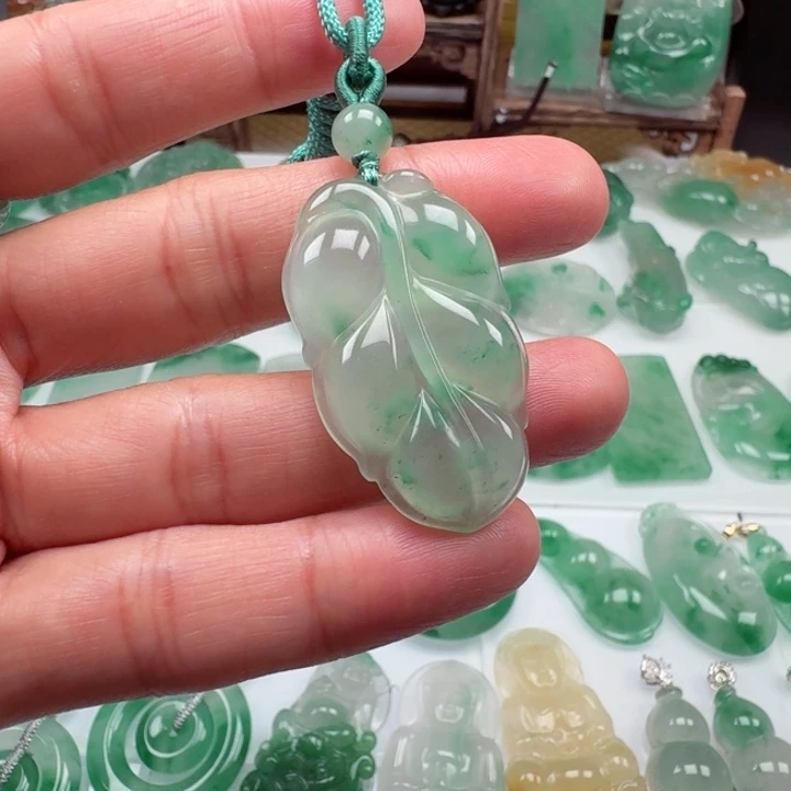 颈饰未镶嵌石英质玉