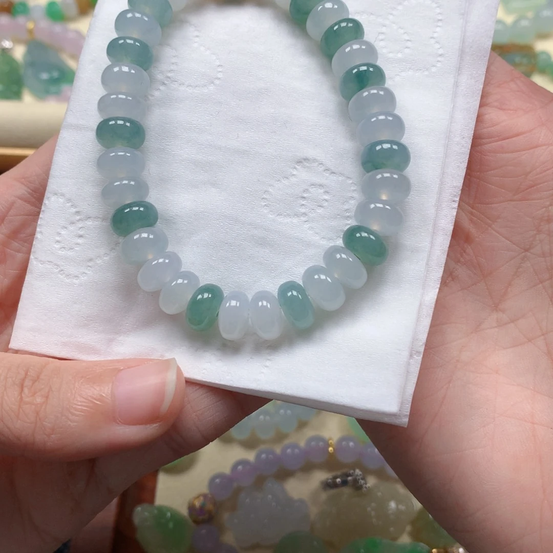 翡翠未镶嵌颈饰是