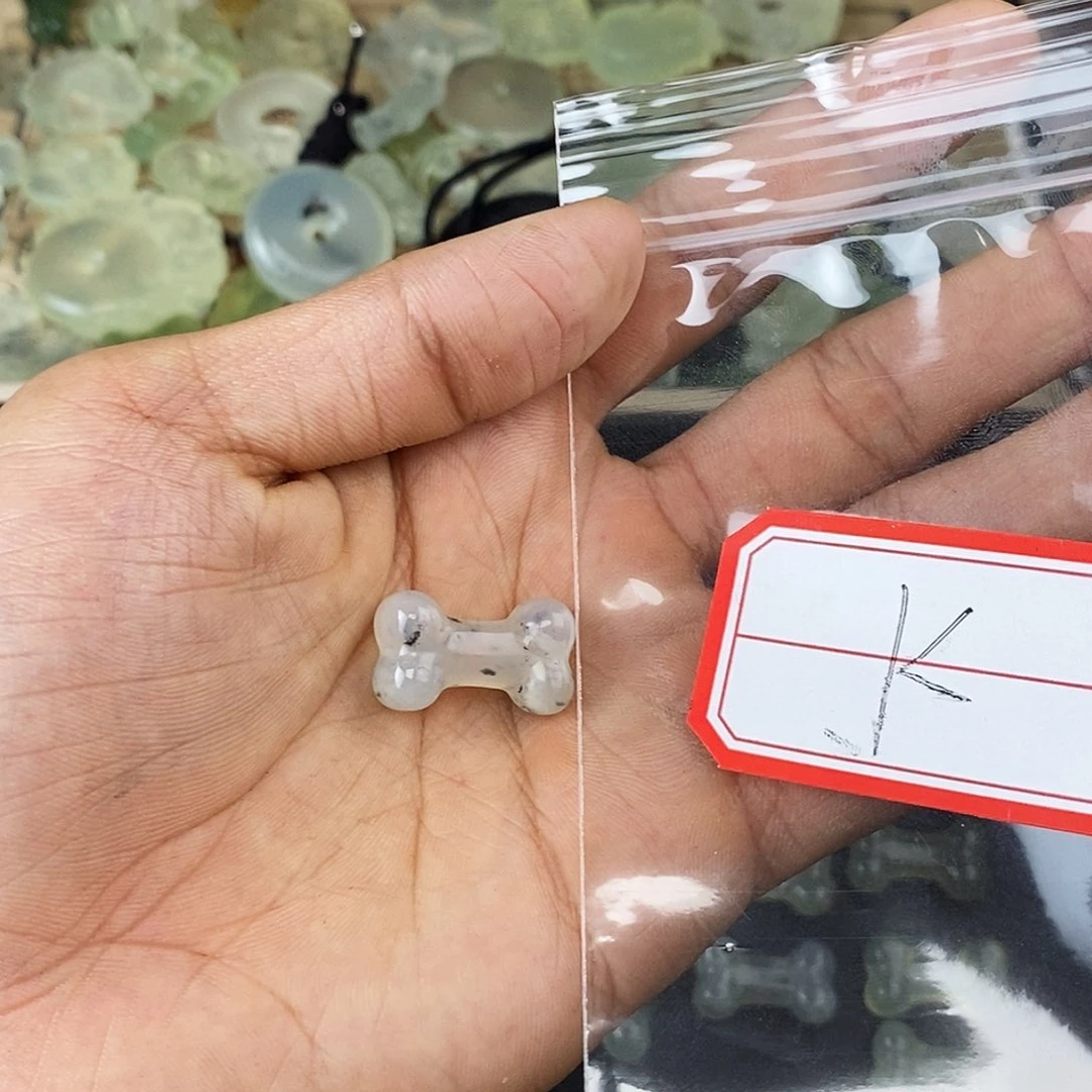 蛇纹石玉颈饰未镶嵌怪****碎