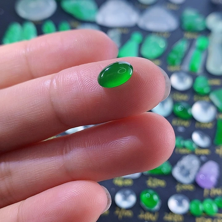 翡翠颈饰未镶嵌天然翡翠高冰蛋面