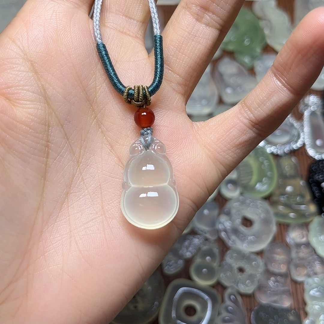 岫玉未镶嵌颈饰吊坠