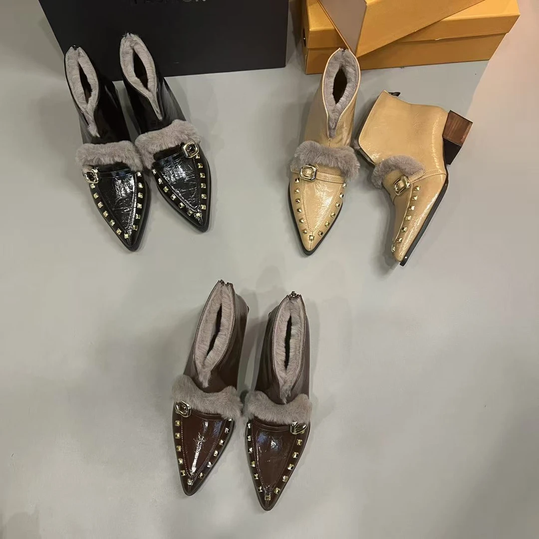 2025年冬季新款轻奢铆钉百搭网红舒适休闲金属极简风爆款尖头短靴
