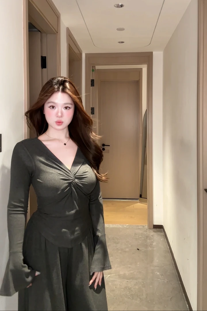 微胖mm辣妹风V领褶皱设计感掐腰长袖T恤女秋季独特修身显瘦上衣