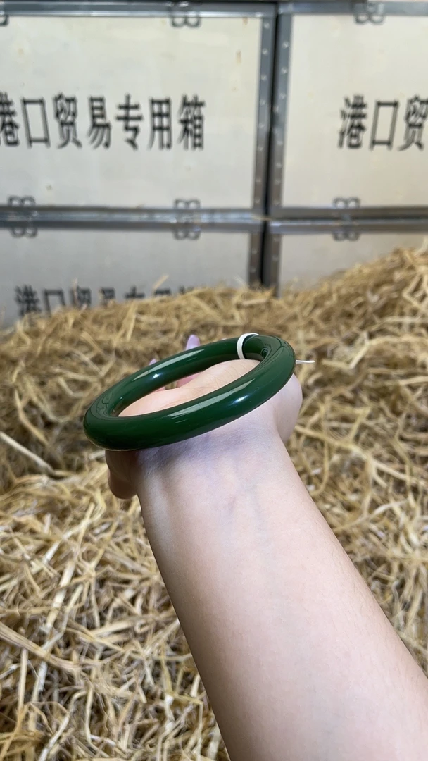 菠菜绿雅蒂娜精品手镯
