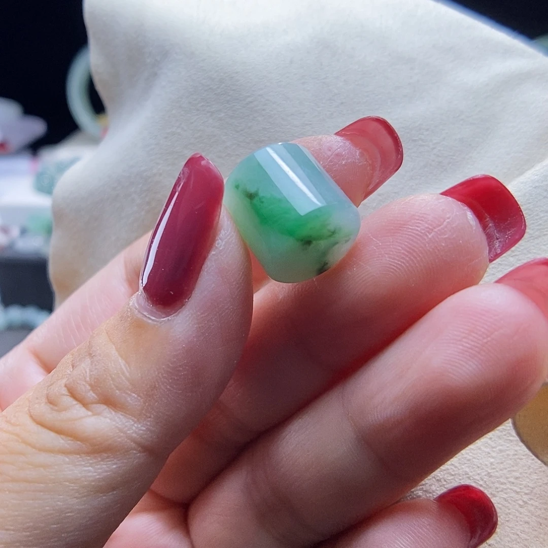 翡翠未镶嵌颈饰桶珠
