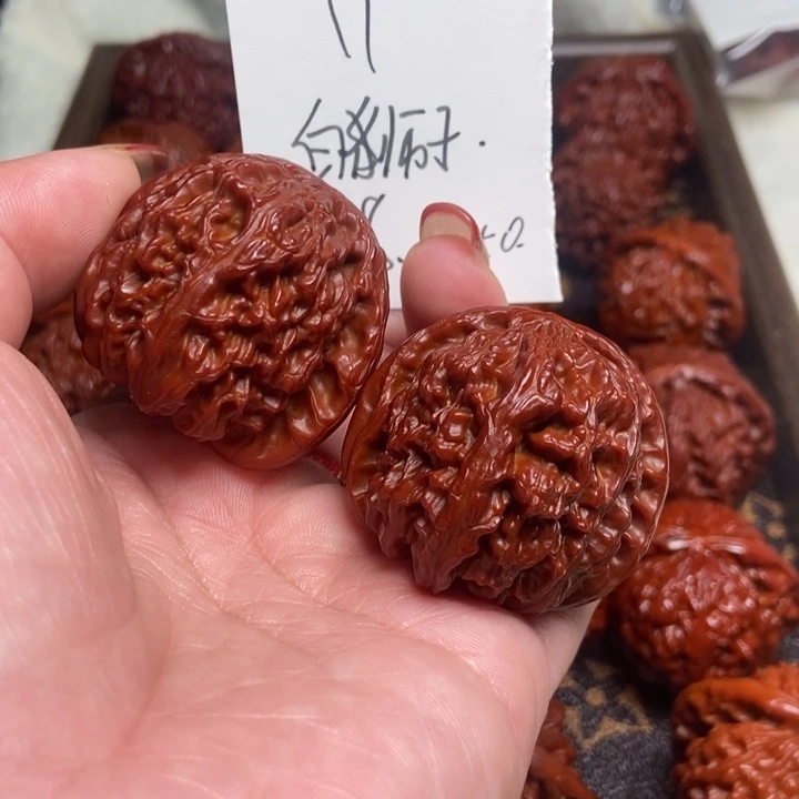 文玩核桃吊坠白狮