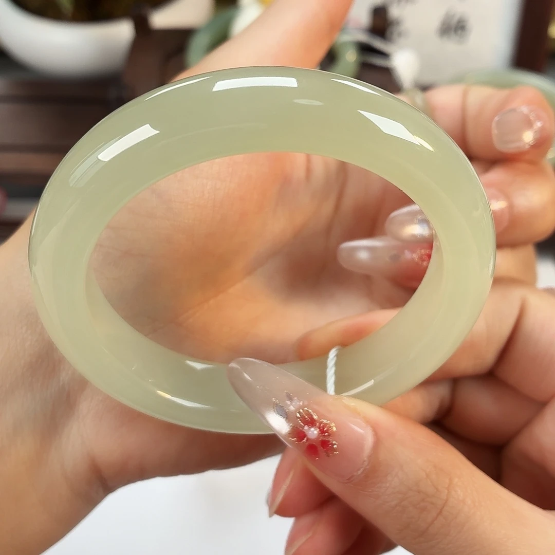 和田玉未镶嵌手镯