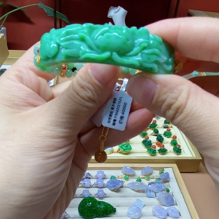 翡翠未镶嵌颈饰手牌