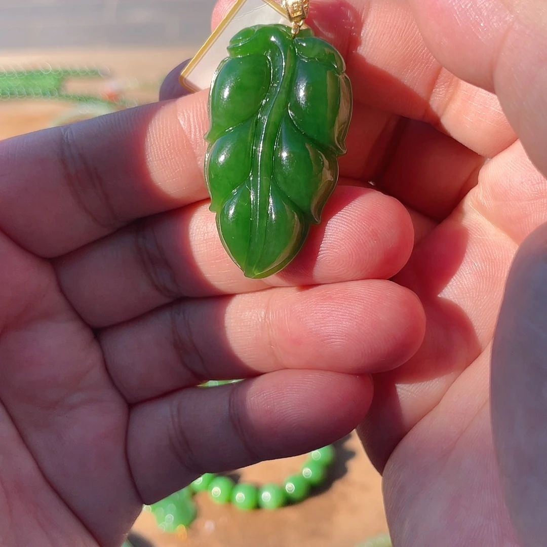 颈饰18K金镶嵌和田玉（碧玉）