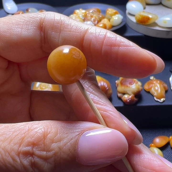 低***容和田玉（黄玉）未镶嵌颈饰