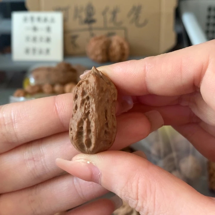 ****人吊坠文玩核桃异形单只，有瑕疵