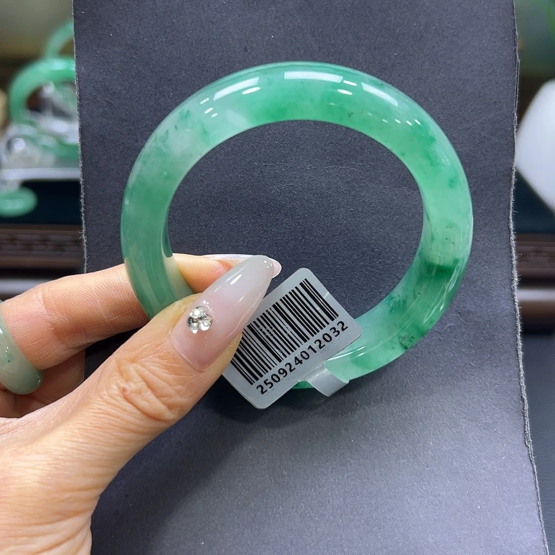 小****石英质玉（非洲翠）未镶嵌手镯