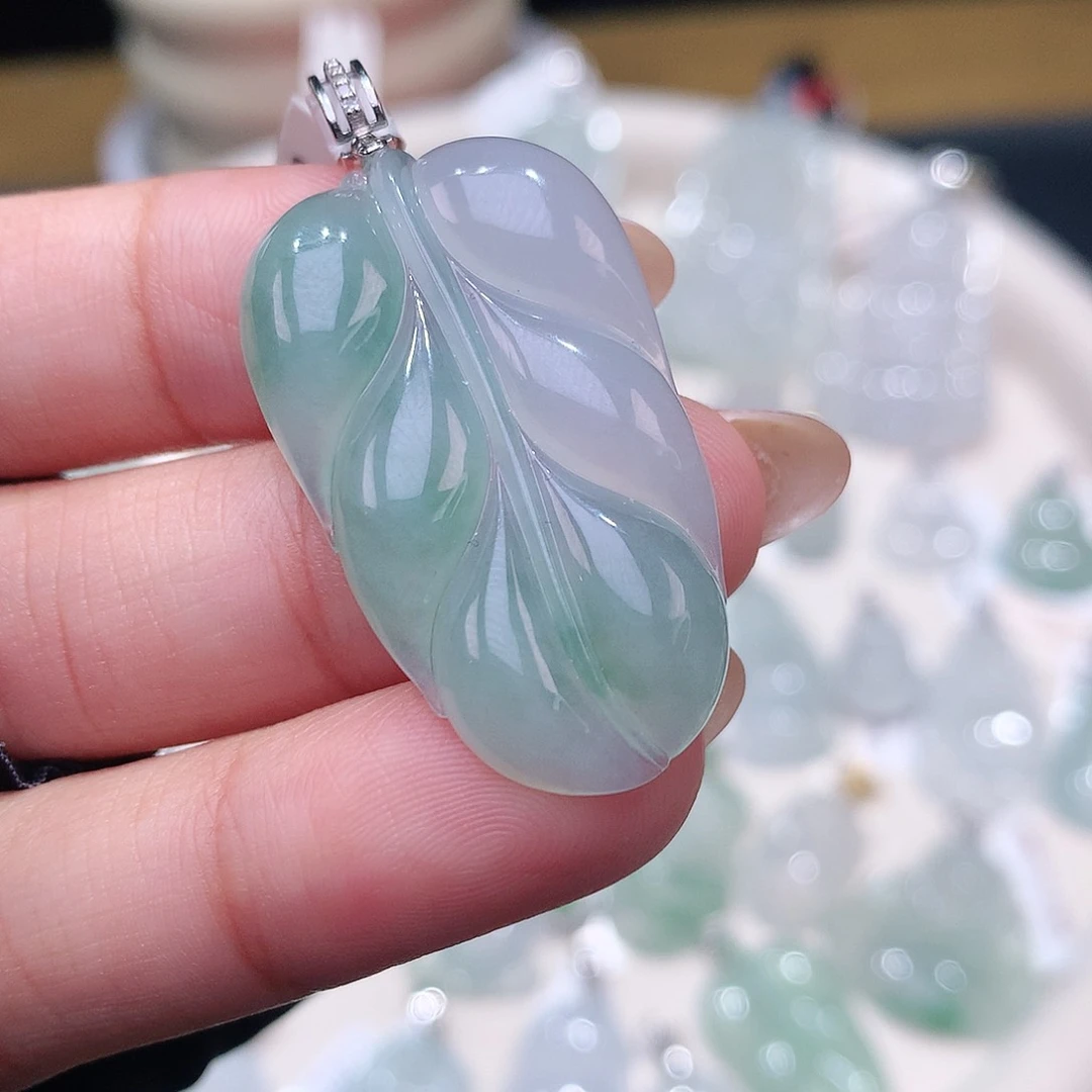 颈饰18K金镶嵌翡翠叶子