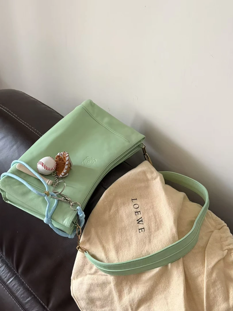 95新 LOEWE/罗意威 低饱和湖蓝水光腋下包