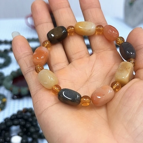 颈饰未镶嵌石英质玉（金丝玉）