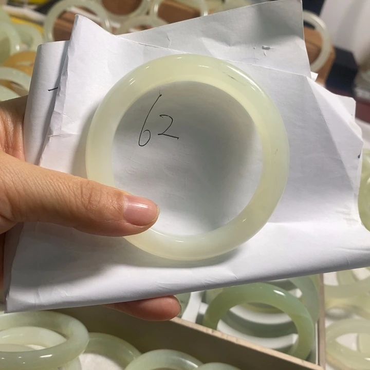 岫玉未镶嵌手镯（圆镯）