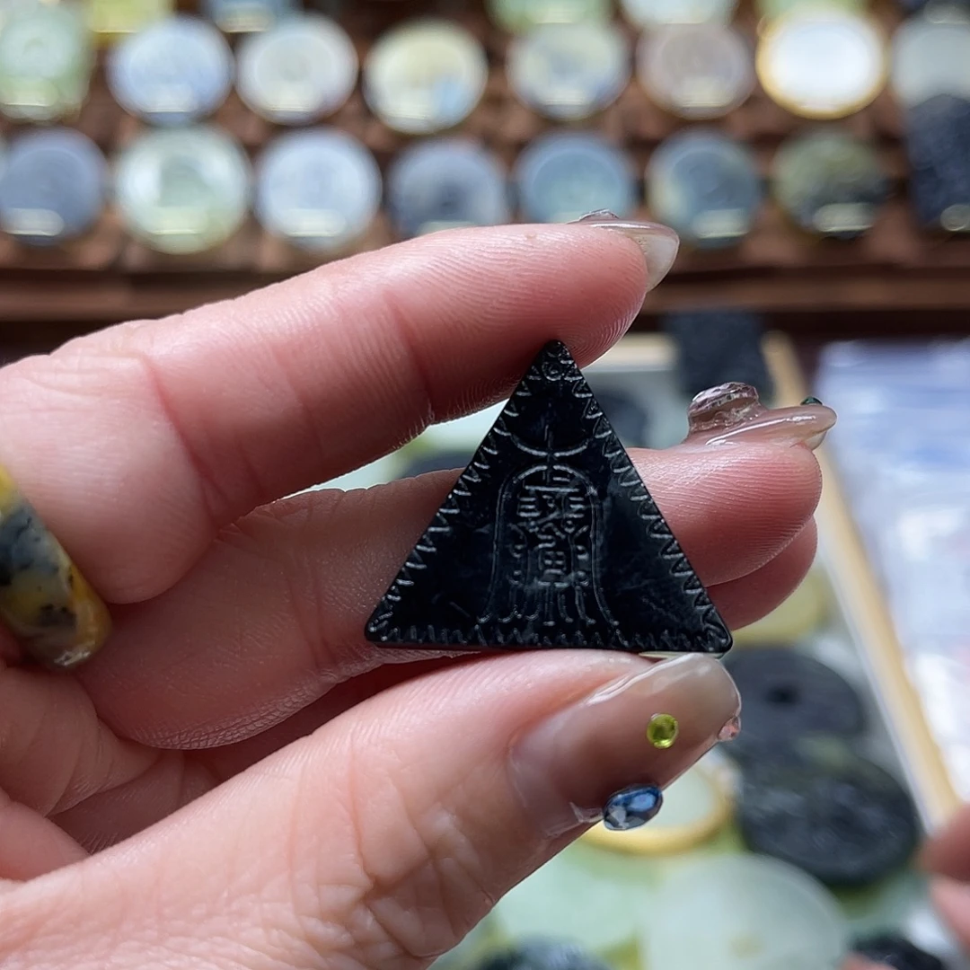 蛇纹石玉未镶嵌颈饰随机发