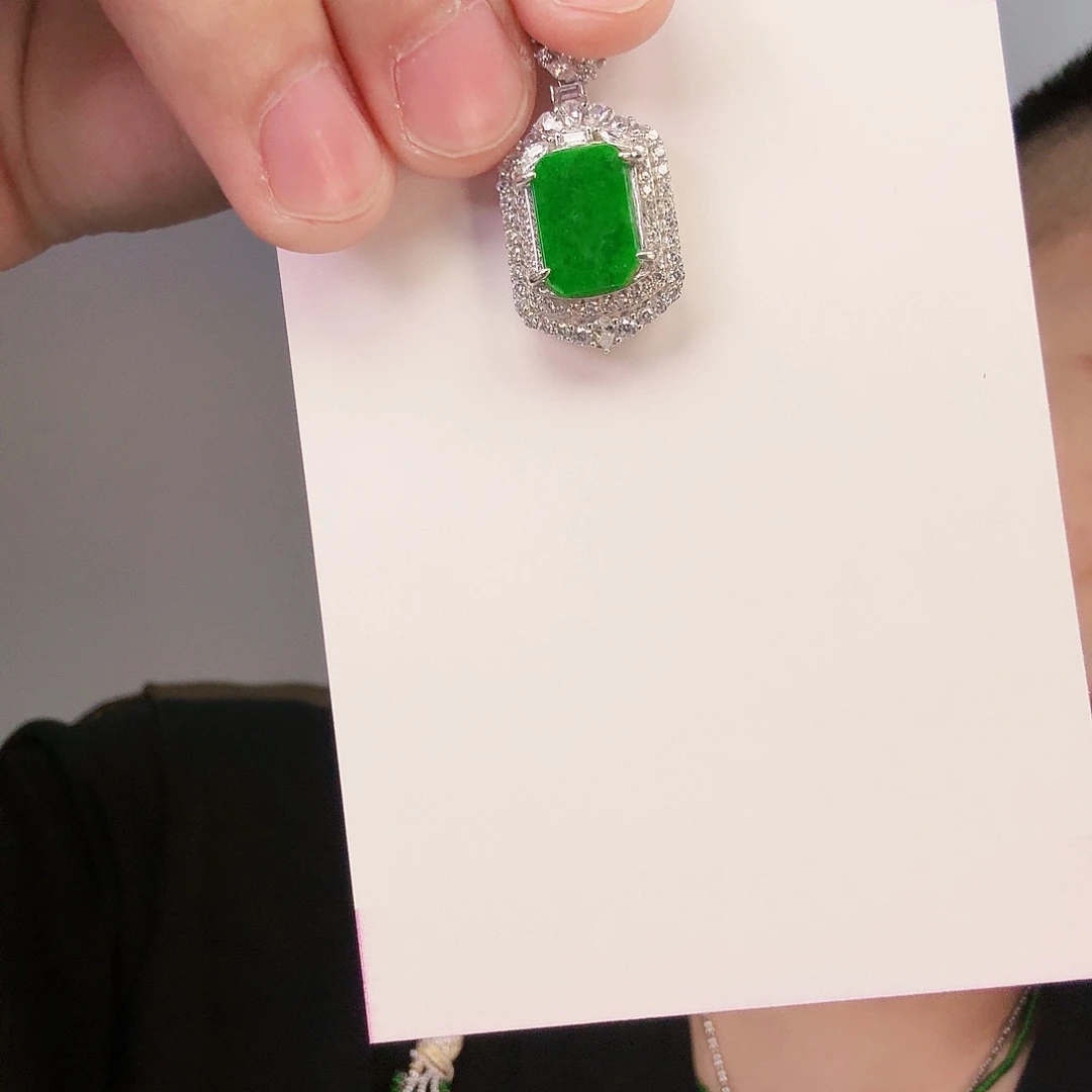 翡翠颈饰未镶嵌一件