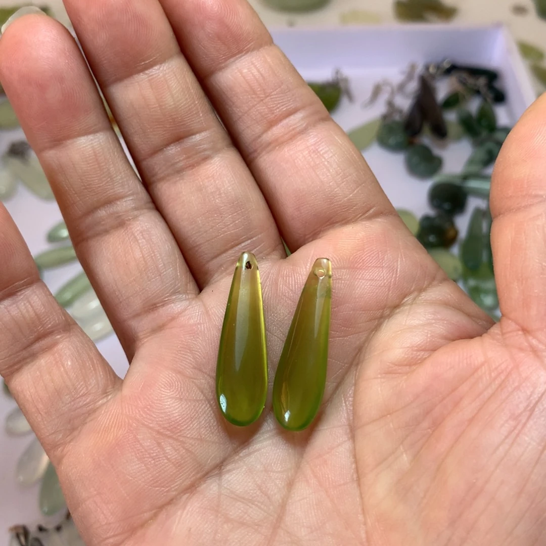 蛇纹石玉未镶嵌耳环