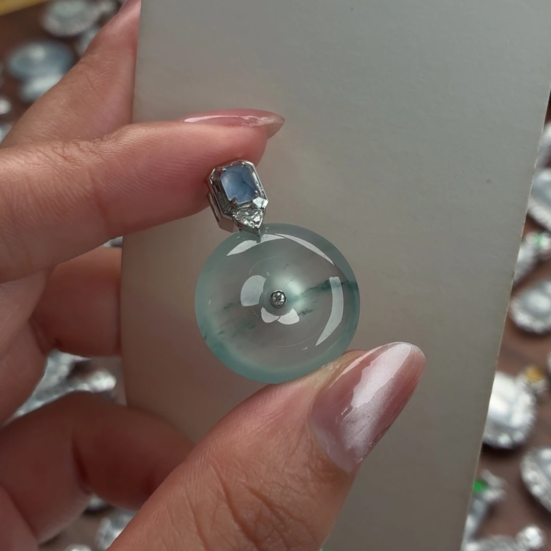 翡翠18K金镶嵌颈饰平安扣