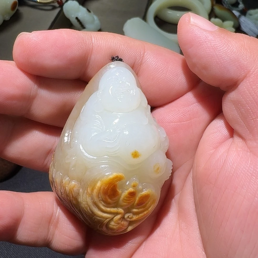 楼***上和田玉未镶嵌颈饰