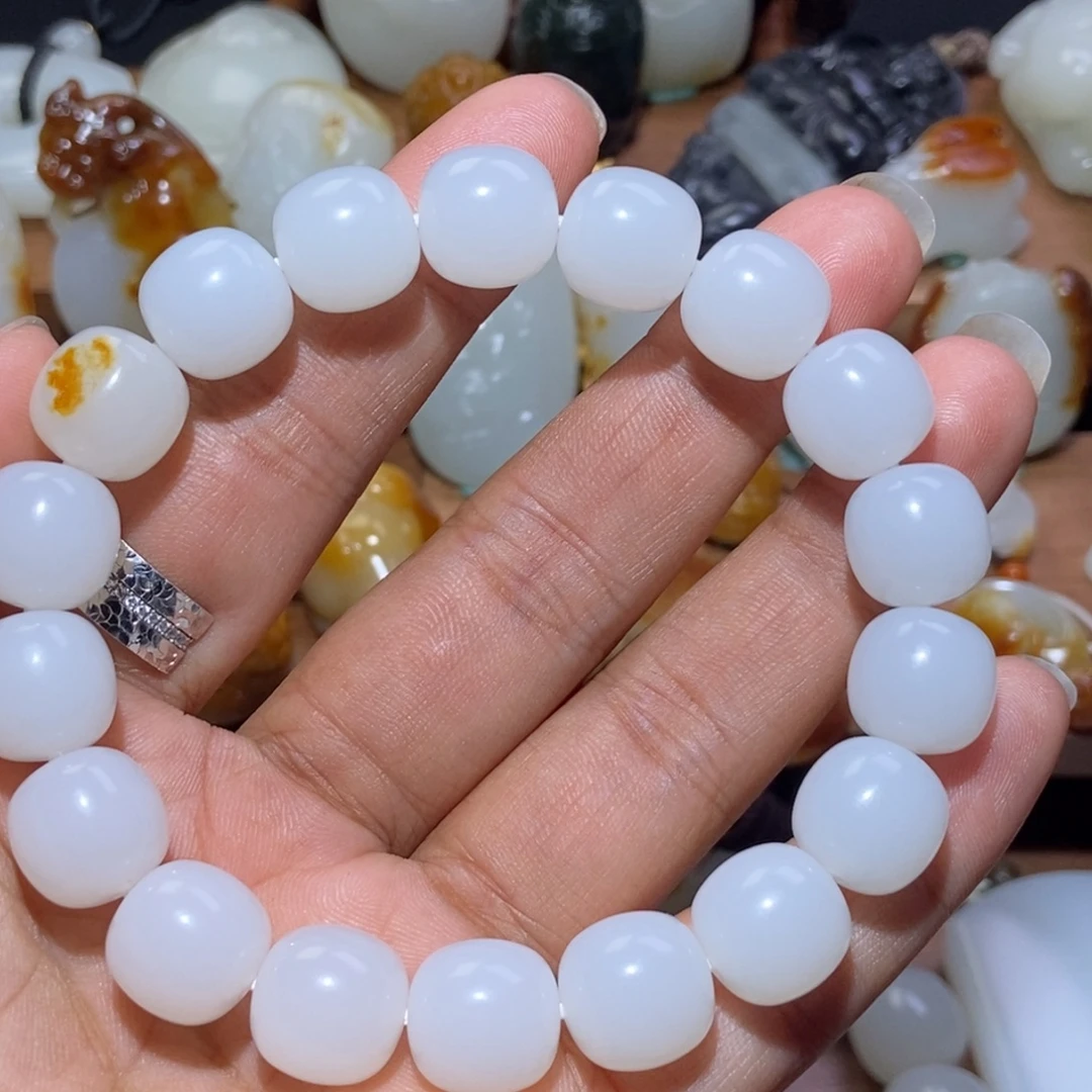 嘴****和田玉未镶嵌颈饰