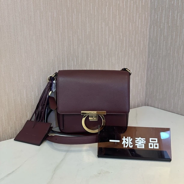 95新 FERRAGAMO/菲拉格慕 一桃/菲拉格慕 邮差相机包斜挎