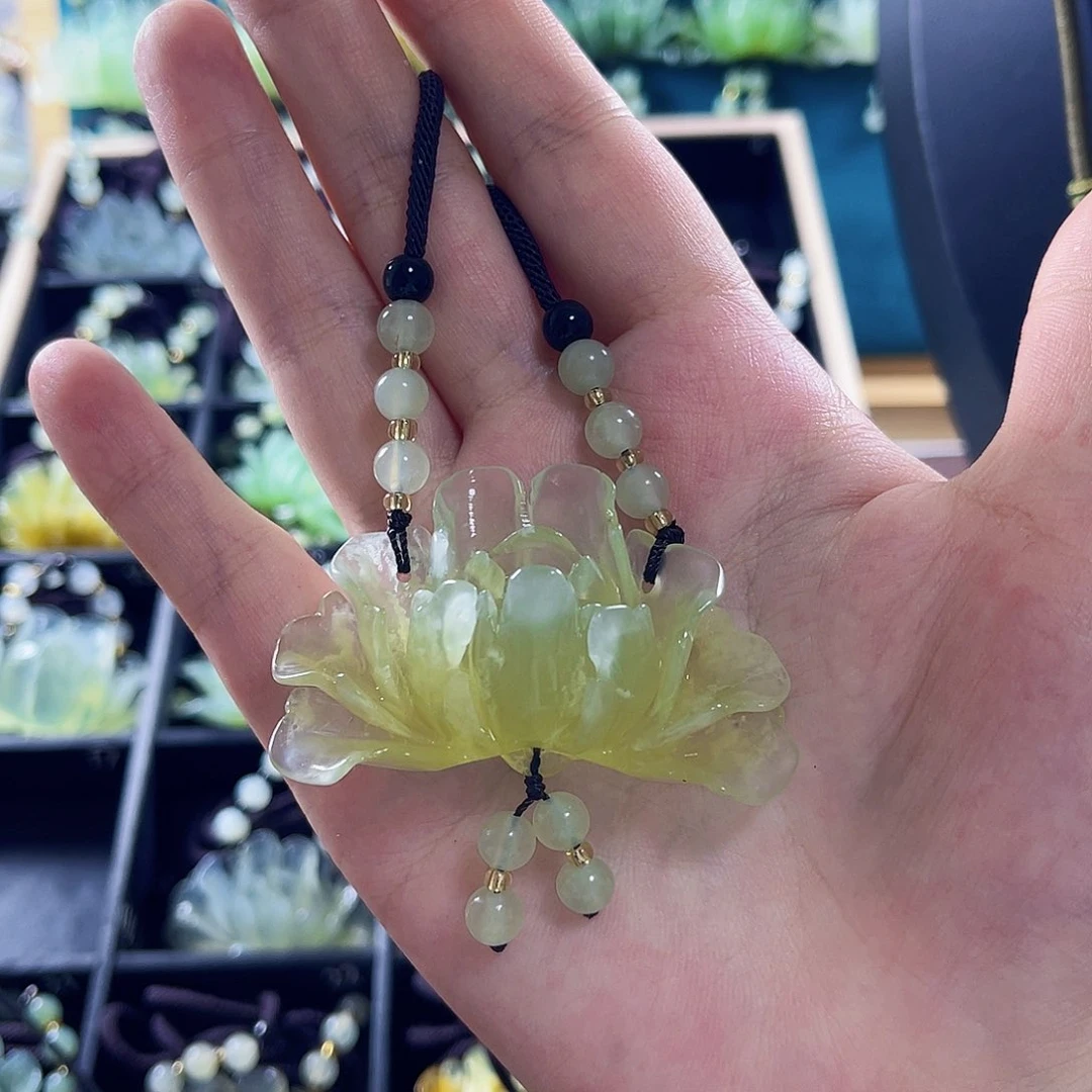 蛇纹石玉颈饰合金