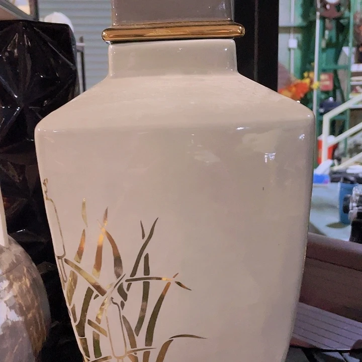 陶瓷花瓶部分（微瑕）