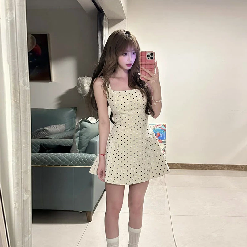 白色绑带设计感方领吊带裙女夏季小众炸街清纯掐腰显瘦波点连衣裙