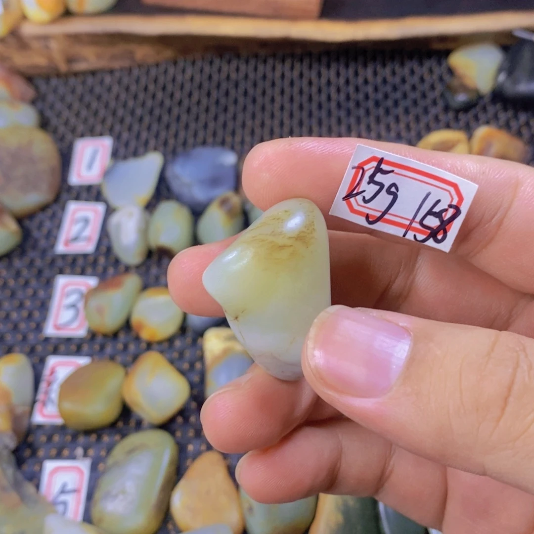 颈饰未镶嵌和田玉（糖玉）