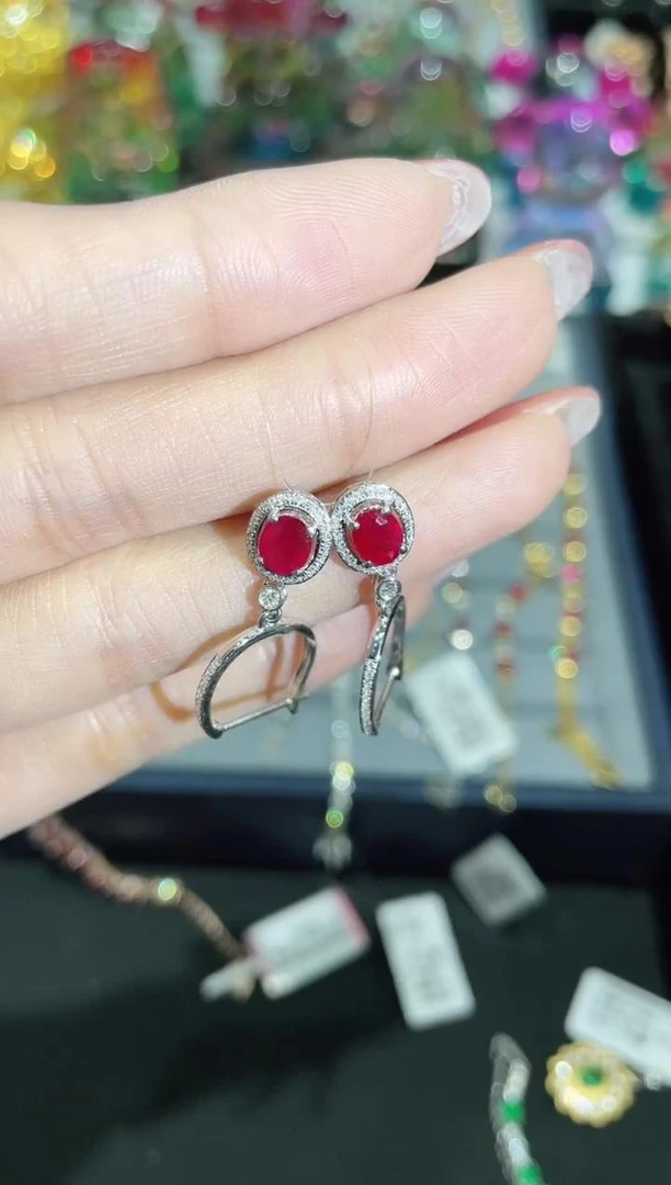 18K金镶嵌天然红宝石耳饰耳扣
