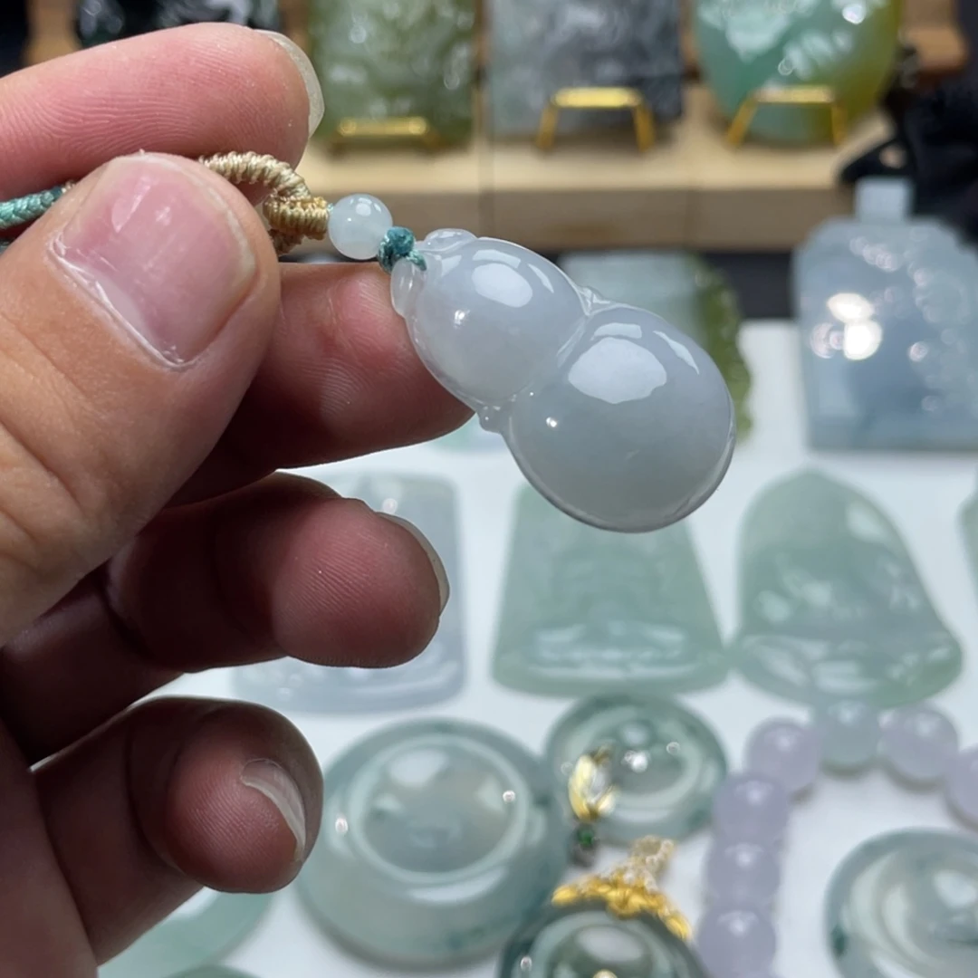 翡翠未镶嵌颈饰葫芦