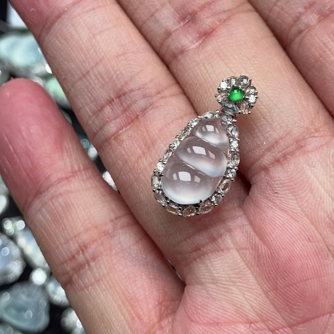 颈饰18K金镶嵌翡翠豆子