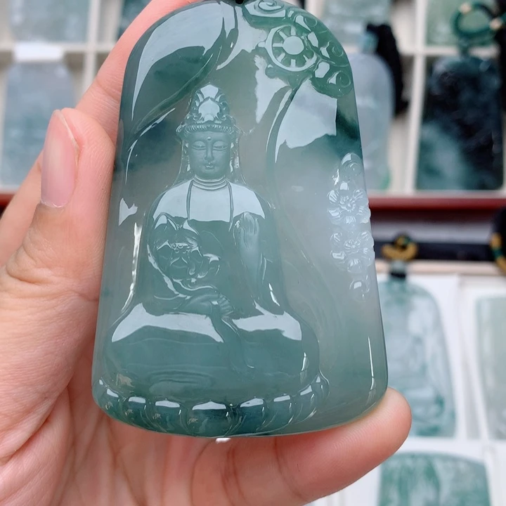 萧***箫翡翠未镶嵌颈饰素衣