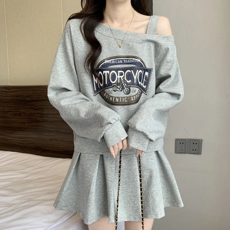 大码女装设计感露肩字母印花卫衣短裙两件套女大码休闲显瘦套装