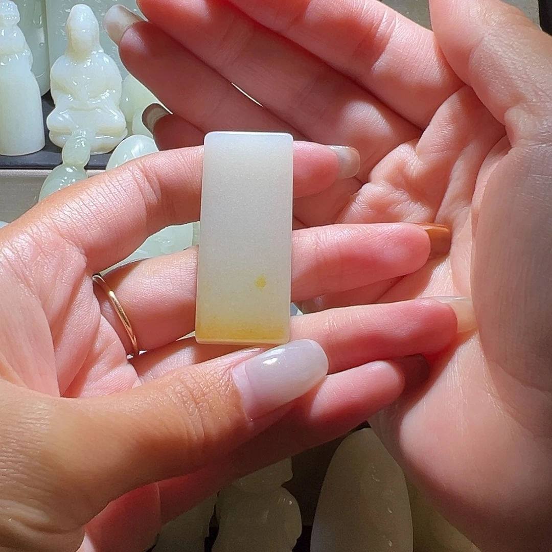 无***蛋和田玉未镶嵌颈饰