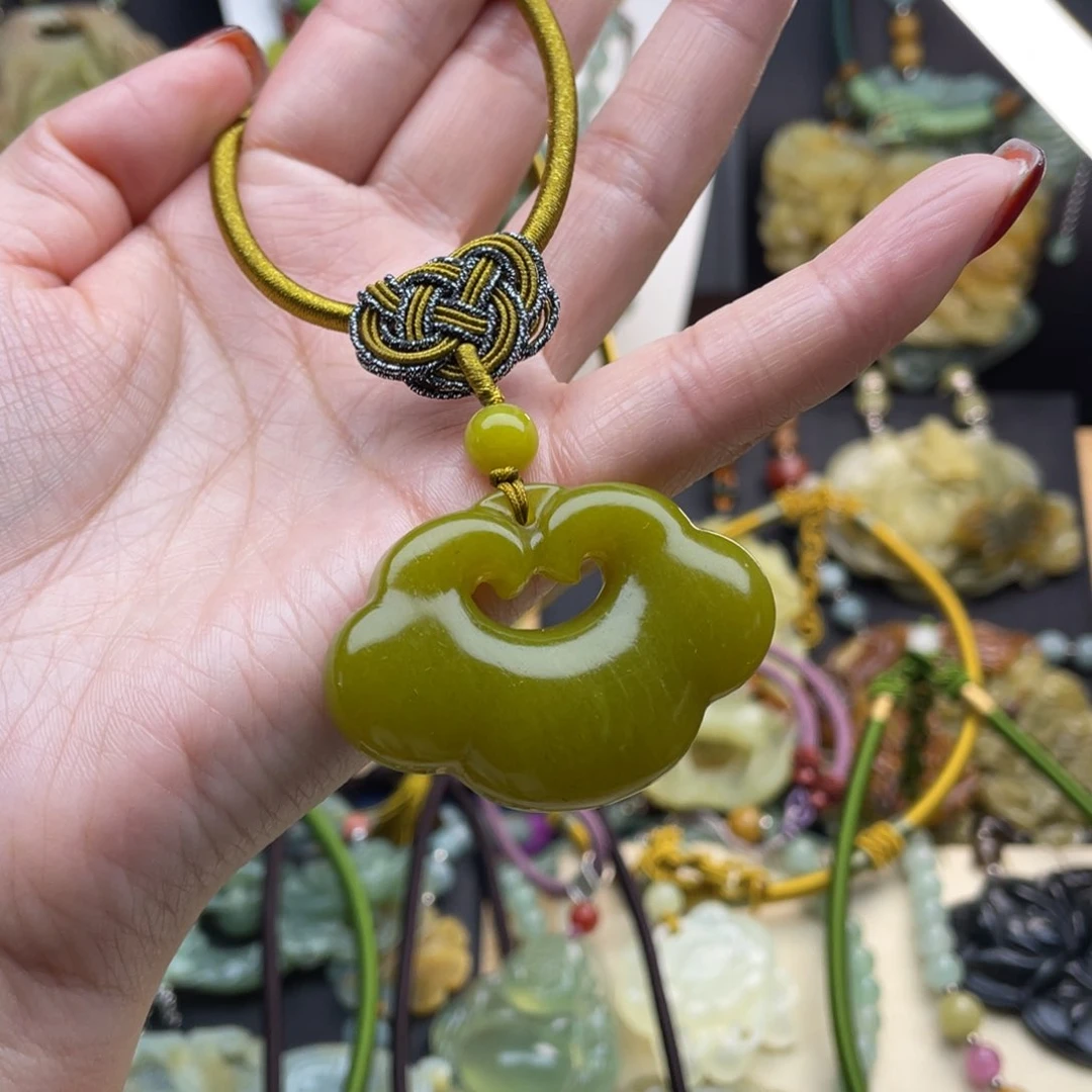 蛇纹石玉颈饰未镶嵌