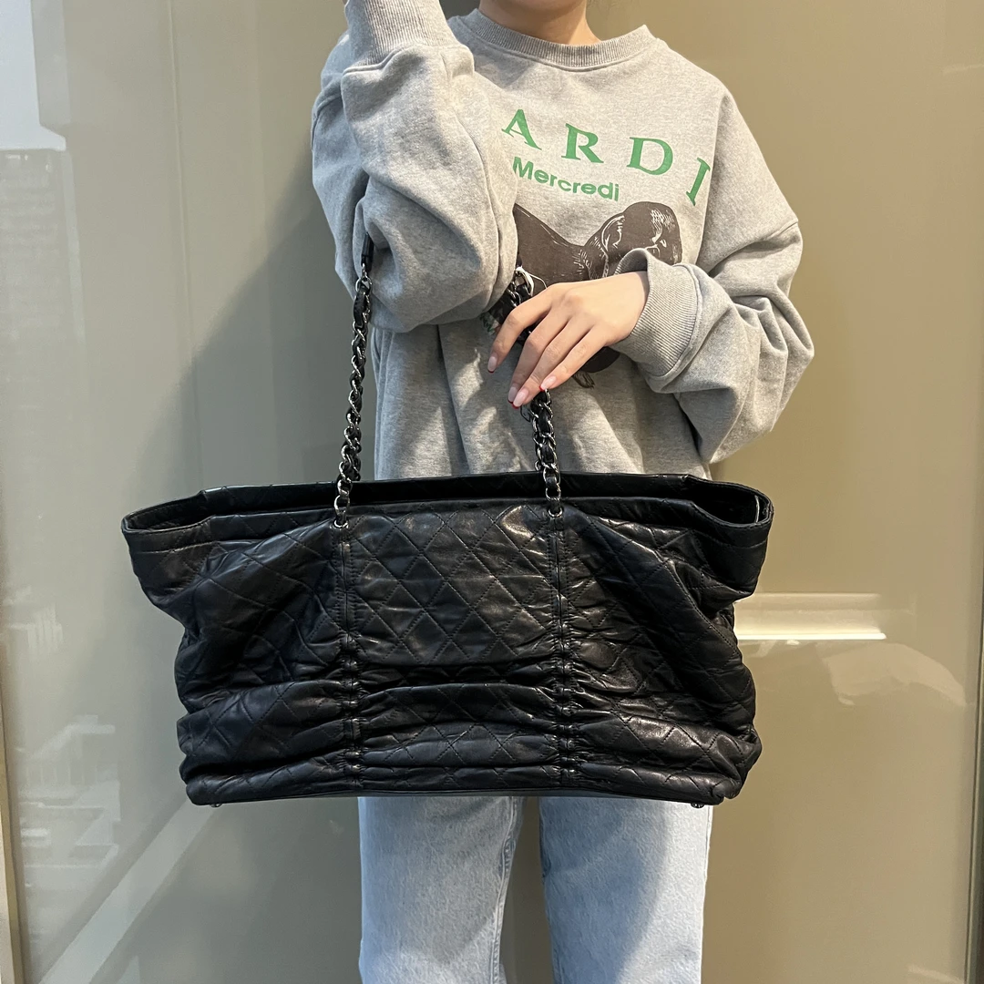 95新 Chanel/香奈儿 黑银褶皱托特手提包/2894