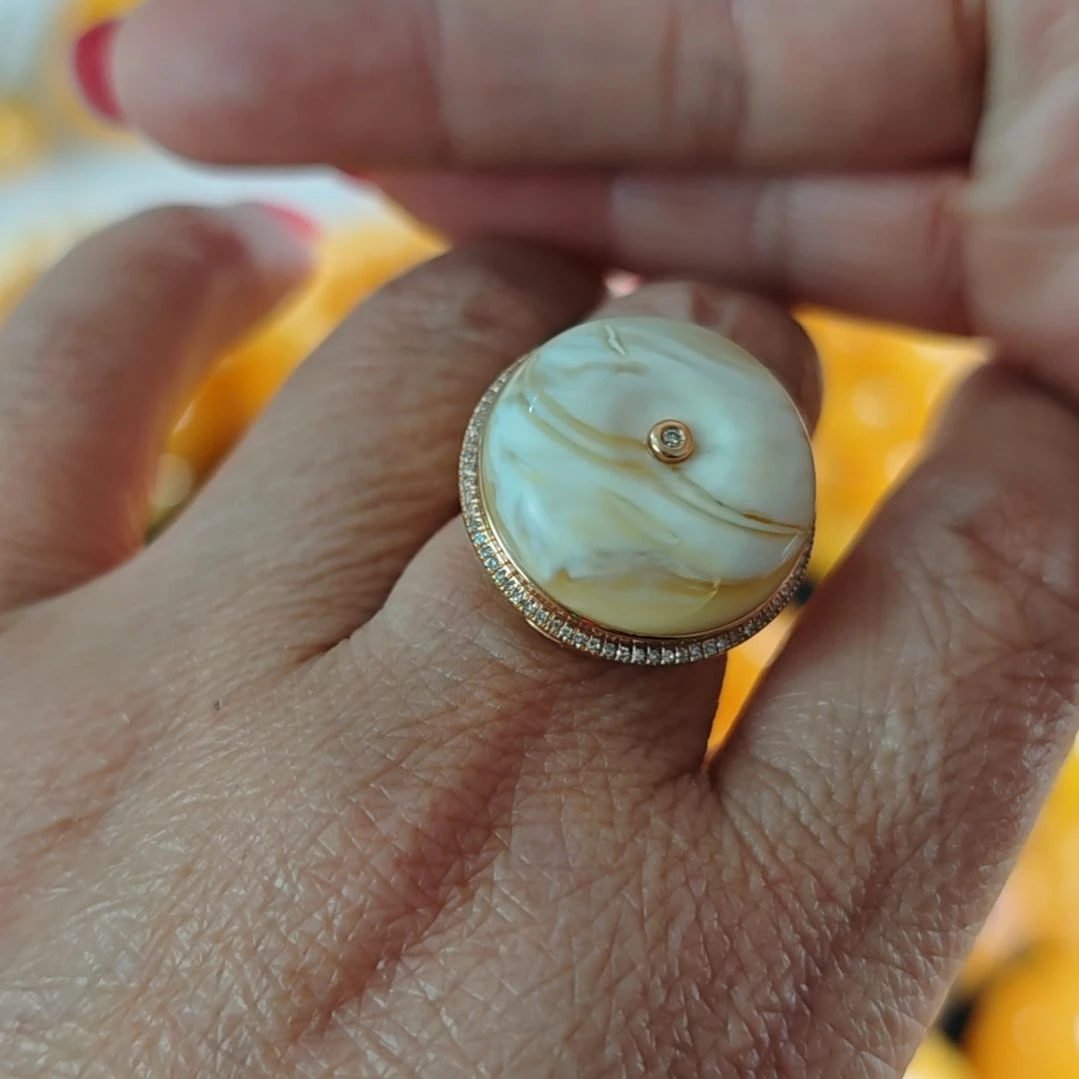 18K金镶嵌蜜蜡戒指戒指18k金镶嵌。