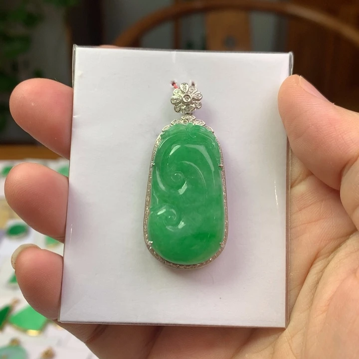 翡翠18K金镶嵌颈饰翡翠吊坠