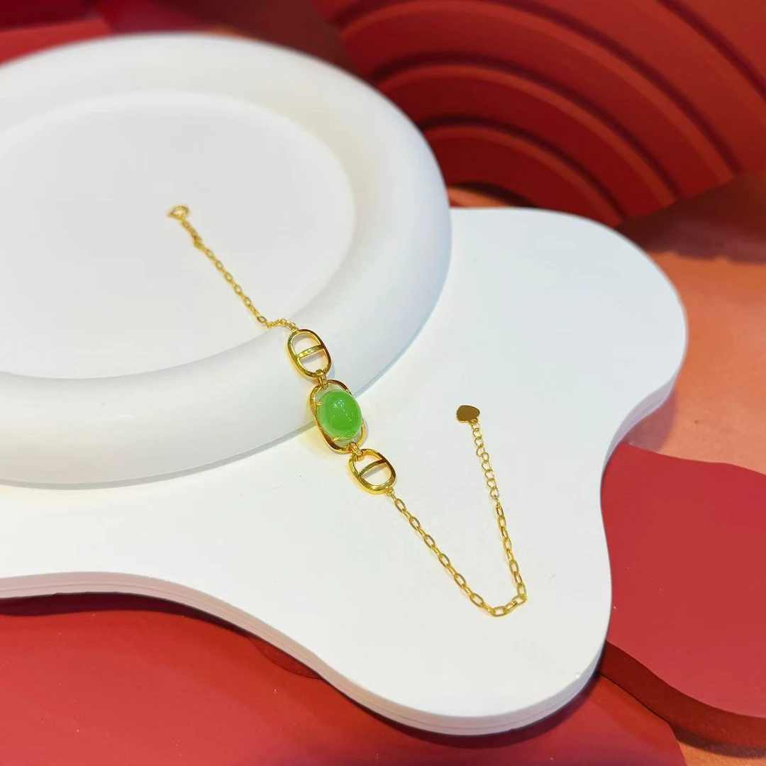 【红娘子】18K金猪鼻镶嵌8*10mm和田玉苹果绿旦面手链HNZ8974