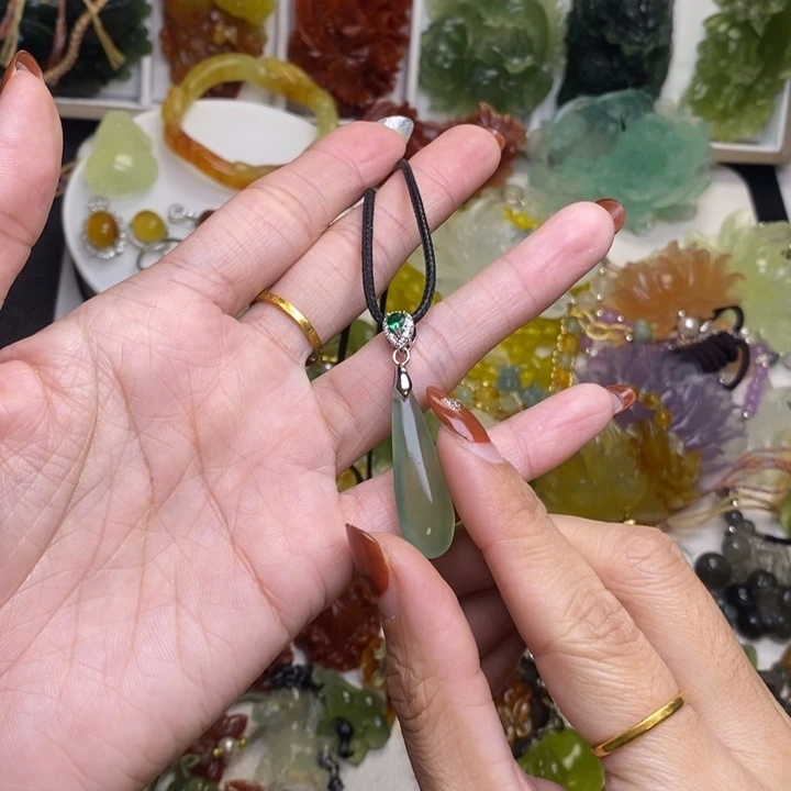 蛇纹石玉未镶嵌颈饰