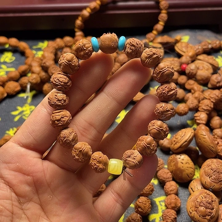 龙纹桃核雕刻瑕疵钟馗头