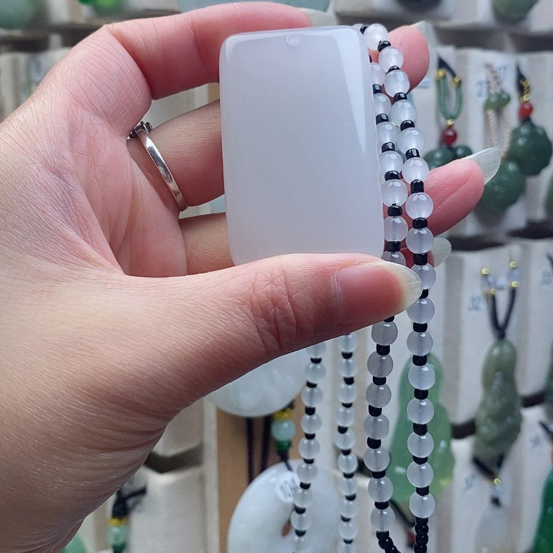 颈饰未镶嵌石英质玉(金丝玉)