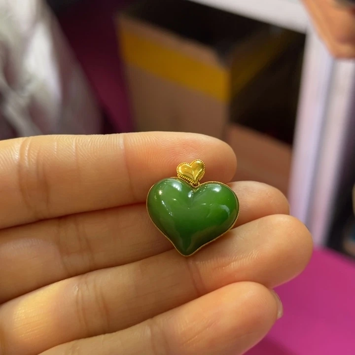 小***俭和田玉18K金镶嵌颈饰