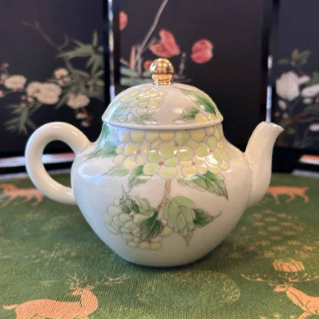 【雨溪山房】珐琅彩绣球花戏蝶壶YX072