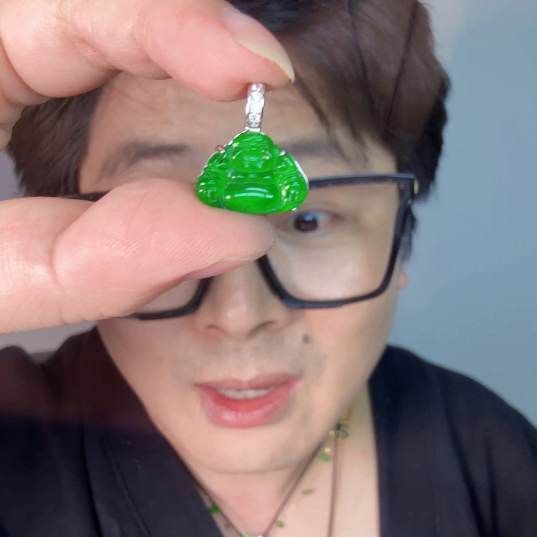 翡翠未镶嵌颈饰一件