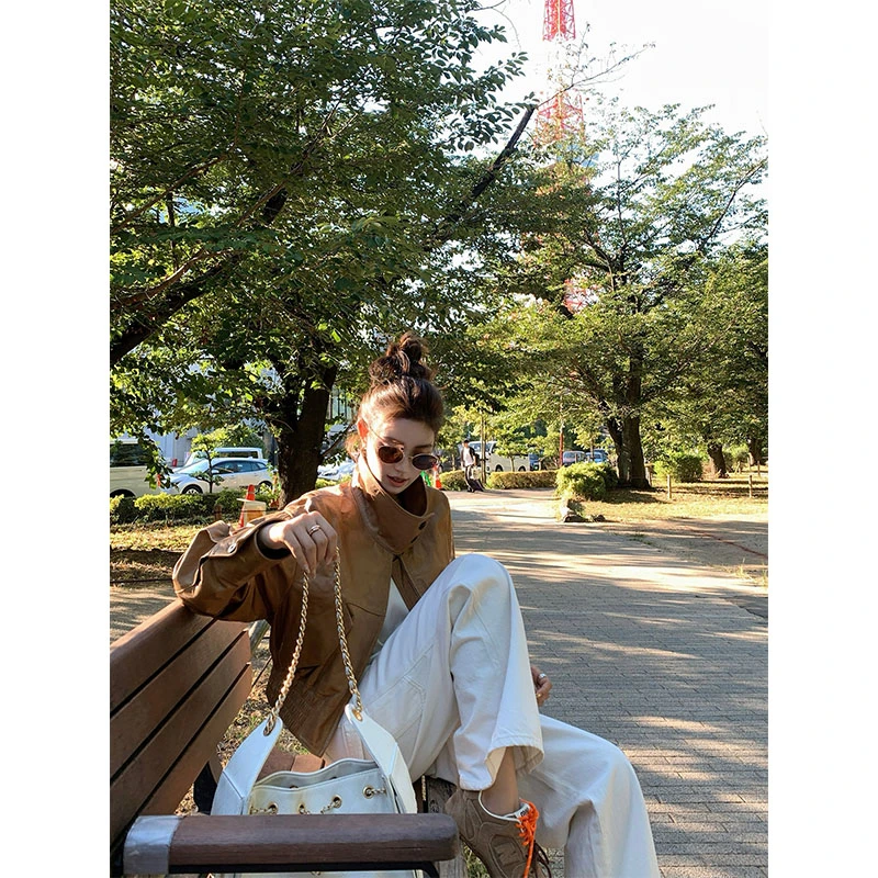 美拉德穿搭早秋女2025新款咖色外套白色微喇垂感牛仔裤两件套装女