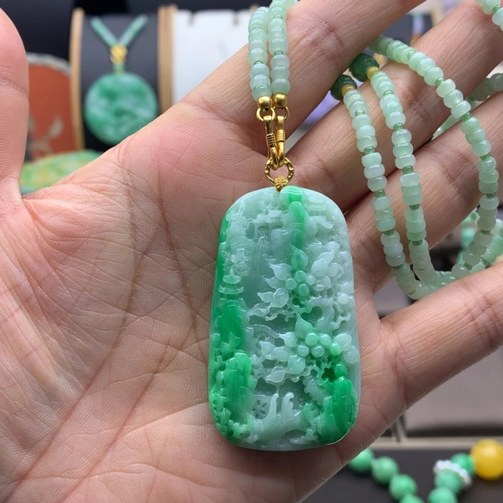 翡翠未镶嵌吊坠(赠链)